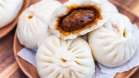   Lu'an Gou Rou Bao: En explosiv blandning av kryddiga köttbullar och en perfekt ångad vetebunke!