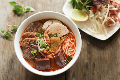  Bún bò Huế - Den kryddiga och syrliga smakerna av ett vietnamesiskt klassiker från den livliga staden Huế!