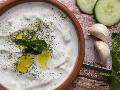  Cacık: En fräsch och krämig turkisk yoghurt med gurka som dansar på tungan!