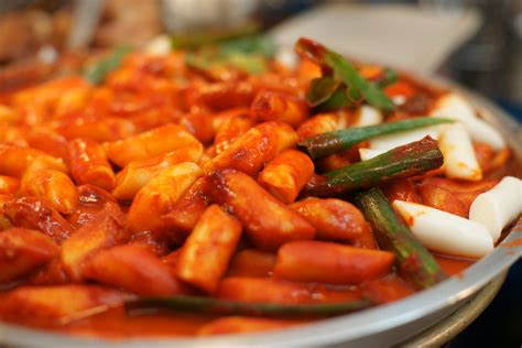  Ddeokbokki – En explosiv blandning av söt och kryddig elegans!