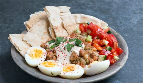  Ful Medames - En Krämiga Nötköttssuccé med Kryddiga Smaker från Beni Suef