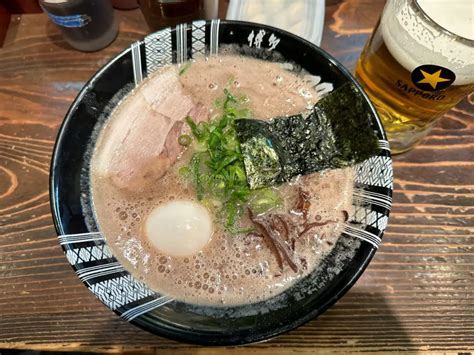  Hakata Ramen: En Kremig och Umamirik Bowl av Lycka!