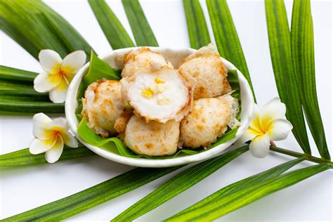  Khanom Krok! En ljuvlig blandning av sprödhet och krämigt nöje från gatorna i Junction City