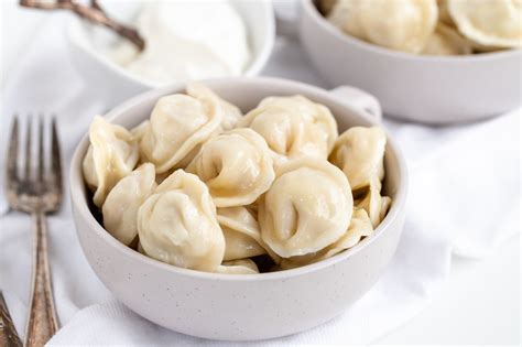  Pelmeni: En Umami-fylld Explosion av Smaker med Kyliga Krämighetars Konsistens!