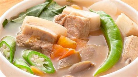  Sinigang na Baboy: En Savory Sour Symphony Exploding With Fresh and Tart Flavors