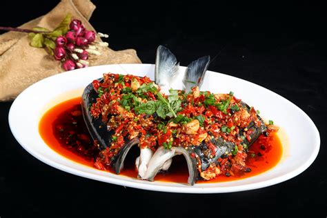  Spicy Steamed Fish with Pickled Peppers: Enticing Flavor Explosion Meets Delicate Freshwater Bounty!