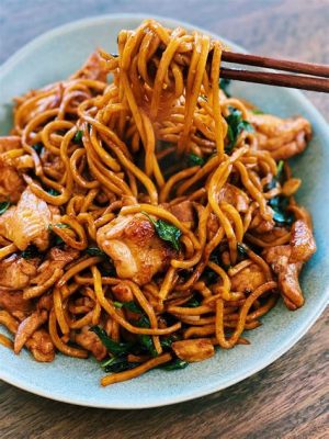  Spicy Stir-Fried Noodles With Pork: En Fiery Symphony of Aromatic Spices and Savory Umami Explosions!